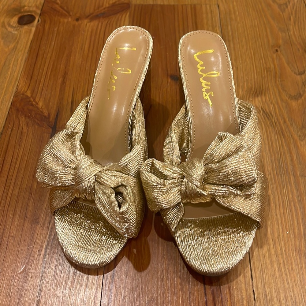 Gold Bow Heels size 7.5